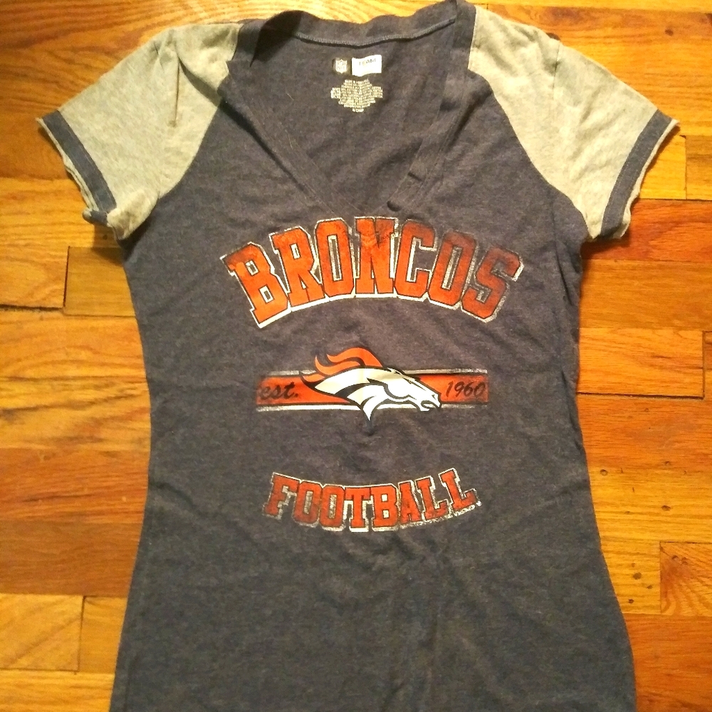 WOMEN'S BRONCOS V-NECK